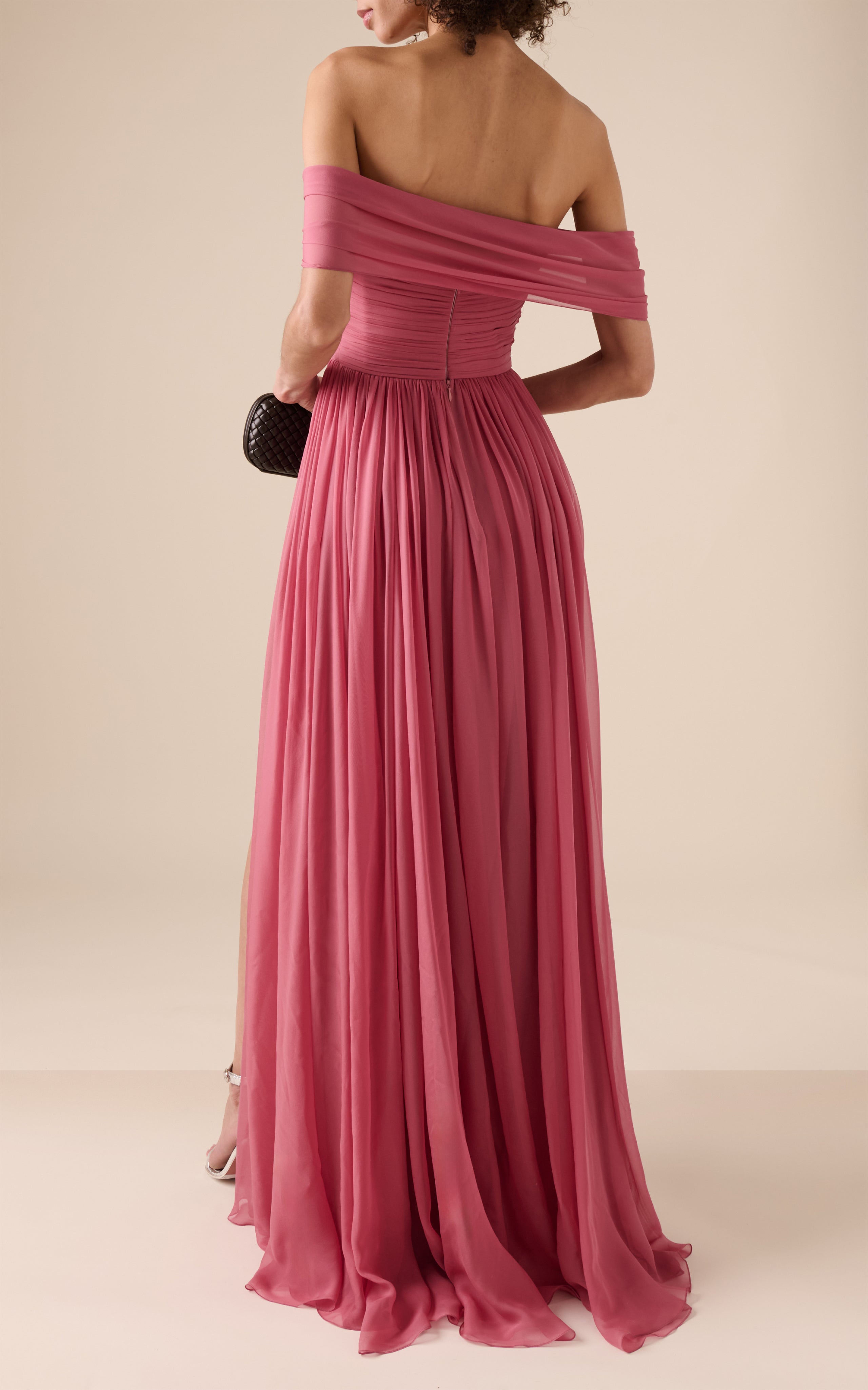 Vestido de fiesta largo de gasa sin mangas con hombros descubiertos y abertura lateral, color rosa empolvado